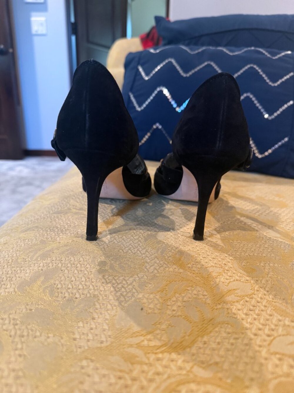Beautiful Manolo Blahnik Heels in Black Suede - Picture 12 of 12
